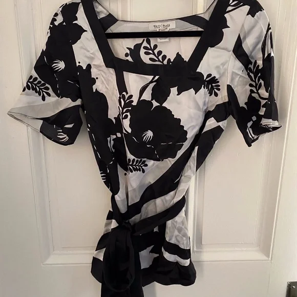 White House Black Market Silk Top, SZ XS - Picture 1 of 3